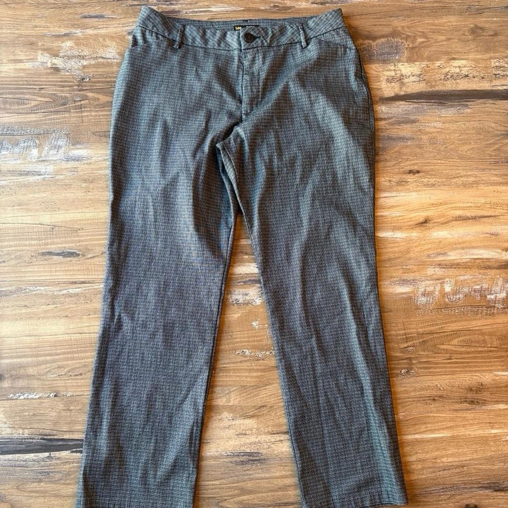 Lee Grey plaid trousers with a preppy, minimalist vibe #preppy